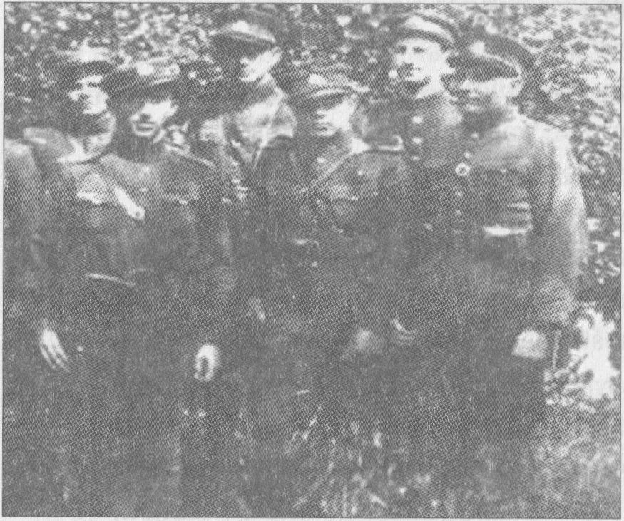 Laisvės kovotojai. Pirmoje eilėje: Stasys Jaloveckas-Mindaugas, Jonas Stačiokas-Kovas, Jonas Aleščikas-Rymantas; antroje eilėje: Kregždė, Pranas Runas-Daugirdas, Pranas Rimas-Berželis